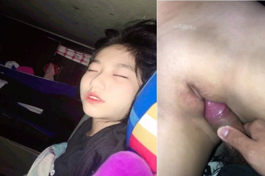 Địt con bướm non đang ngủ mở toang lỗ hậu