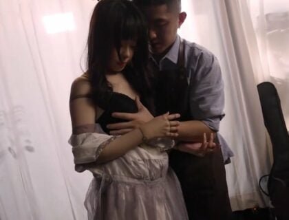 Con cặt hưởng thụ nghệ sĩ chế tạo mình vào lúc nửa đêm