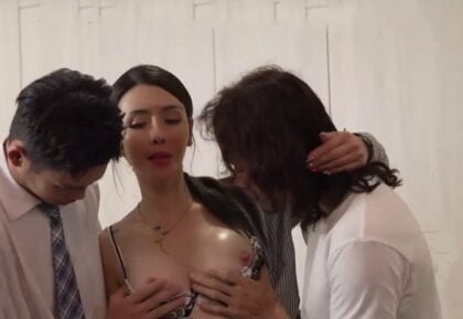 Mẹ vú to hồi xuân loạn luân với hai đứa con trai