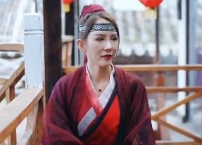 Em bé bị tên thích quần áo chuộng mình